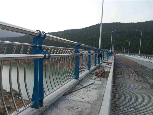 九龙坡不锈钢桥梁护栏的特点及其在桥梁安全中的重要作用