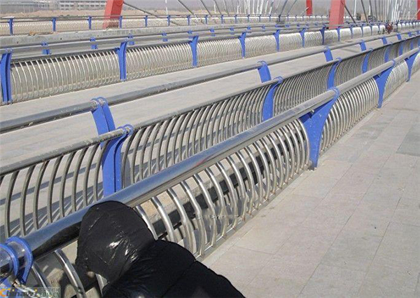 九龙坡不锈钢复合管护栏一种安全而耐用的防护解决方案