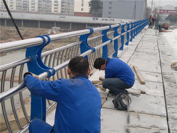 九龙坡不锈钢河道护栏的特性及其在城市景观中的应用