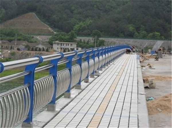 九龙坡不锈钢桥梁护栏的特性及其在现代建筑中的应用